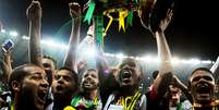 Léo Silva levanta troféu no Mineirão  Foto: Alan Morici / FramePhoto