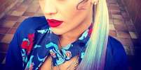 <p>Rita Ora destacou o look com uma espécie de cola glitter roxa  </p>  Foto: @ritaora/Reprodução/Instagram