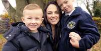 Aimee Willet, 26 anos, é mãe de Charlie e Kaleb e noiva de Michael há seis anos e se despede da família por um câncer  Foto: The Mirror / Reprodução