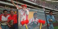 Bolaños participa de homenagem no Estádio Azteca em 2000  Foto: Ramon Cavallo / AFP