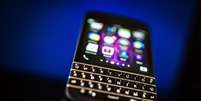 Um Blackberry Q10 com teclado "QWERTY" sendo exibido em evento em Toronto. 09/04/2014  Foto: Mark Blinch / Reuters