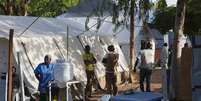 Los hombres que se recuperan del ébola deberían abstenerse de mantener relaciones sexuales durante tres meses para minimizar el riesgo de contagiar el virus a través de su semen, dijo el viernes la Organización Mundial de la Salud (OMS). En la imagen, trabajadores sanitarios trabajan en un centro para enfermos de ébola en Bamako, Mali, el 13 de noviembre de 2014.  Foto: Joe Penney / Reuters