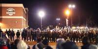Policiais e manifestantes entraram em confronto próximo a uma delegacia de Ferguson, na noite de Black Friday  Foto: Scott Olson / Getty Images North America / AFP
