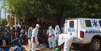 <p>Agentes de saúde trabalham no Guiné contra o vírus</p>  Foto: Joe Penney (MALI - Tags: HEALTH DISASTER TPX IMAGES OF THE DAY) - RTR4E64O / Reuters