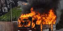 Ônibus incendiado na Avenida Felipe Carrillo Puerto, na região do Capão Redondo, zona sul de São Paulo, na manhã deste sábado (29/11)  Foto: Daniel Dantas / Futura Press