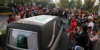 Carro fúnebre com o corpo de Roberto Bolaños chega à sede da Televisa  Foto: Marco Ugarte / AP