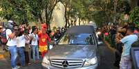 <p>Fãs cercam carro que carrega caixão de Bolaños em sua chegada à Cidade do México</p>  Foto: Mario Guzmán / EFE