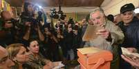 O presidente do Uruguai, José Mujica, vota em Montevidéu; uruguaios vão às urnas neste domingo (30/11) para decidirem quem será o próximo presidente  Foto: Carlos Pazos / Reuters
