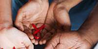 <p>Os testes rápidos são realizados a partir da coleta uma gota de sangue como material de análise</p>  Foto: iStock