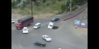Cratera se abriu em movimentada rua após passagem de caminhão; motorista e passageiro conseguiram escapar  Foto: BBC News Brasil