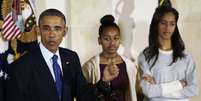 <p>Sasha e Malia pareciam aborrecidas no discurso do pai, Barack Obama, durante o &nbsp;Dia de A&ccedil;&atilde;o de Gra&ccedil;as, na Casa Branca, em 26 de novembro</p>  Foto: Gary CameronI / Reuters