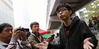 <p>"Hoje nós estamos prontos a pagar o preço, estamos prontos para assumir a responsabilidade", escreveram os estudantes no Facebook. na foto, Joshua Wong.</p>  Foto: Tyrone Siu / Reuters