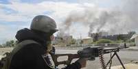<p>Um membro das for&ccedil;as de seguran&ccedil;a iraquianas manuseia uma arma&nbsp;ap&oacute;s tomar o controle de Saadiya, na prov&iacute;ncia de Diyala, dos&nbsp;militantes do Estado Isl&acirc;mico, em 24 de novembro</p>  Foto: Reuters