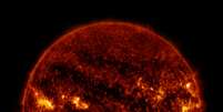 Região Ativa 12192 no Sol, a maior mancha solar desde 1990, teve erupção com forte chama no dia 24 de outubro  Foto: NASA/GSFC/SDO