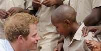 <p>Príncipe conversa com crianças em visita a Lesoto</p>  Foto: Getty Images 