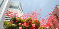 <p>Os quatro mil balões vermelhos foram lançados em frente à Casa Rosada</p>  Foto: Twitter