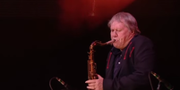 Bobby Keys durante &uacute;ltimo show com os Stones, no Glastonbury de 2013  Foto: Youtube / Reprodu&ccedil;&atilde;o