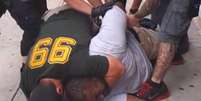 Eric Holder foi mobilizado pelo pescoço, prática proibida em NY, e morto   Foto: Twitter / Reprodução