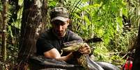 <p>Naturalista mede o dobro do tamanho de uma presa comum da sucuri</p>  Foto: Discovery Channel / Divulgação