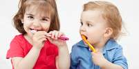 As crianças têm habilidades motoras para escovar os dentes a partir dos 7/8 anos. Entretanto, a idade certa para os treinos de independência é a partir dos 3 anos  Foto: bokan / Shutterstock