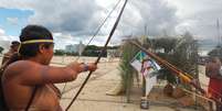 <p>ìndio usa foto de Kátia Abreu como alvo para flechadas</p>  Foto: Fernando Diniz / Terra