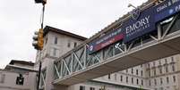 <p>Hospital da Universidade Emory, em Atlanta, onde o americano ficará internado</p>  Foto: Tami Chappell / Reuters