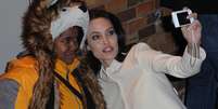 Angelina Jolie conforta fã com ataque de pânico   Foto: The Grosby Group