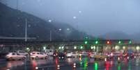 <p>Motoristas enfrentavam chuva no início da manhã desta sexta-feira para passar pelo pedágio na Linha Amarela</p>  Foto: José Carlos Pereira de Carvalho / vc repórter