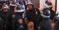 Policiais enfrentaram manifestantes em segunda noite seguida de confrontos  Foto: YANA PASKOVA / AFP