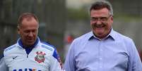 Mano Menezes e Mario Gobbi caminham junto em treino; despedida adiada  Foto: Djalma Vassão  / Gazeta Press