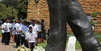 Estudantes depositam coroas de flores durante cerimônia em homenagem a Nelson Mandela, um ano após a morte do ex-presidente, em Pretória, na África do Sul, nesta sexta-feira. 05/12/2014  Foto: Siphiwe Sibeko / Reuters