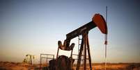 <p>O petróleo foi pressionado, entre outros fatores, pela previsão da Opep de menor demanda para a commodity em 2015</p>  Foto: Lucy Nicholson / Reuters