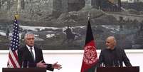 <p>O secretário de defesa americano discursa ao lado do presidente afegão neste sábado</p>  Foto: Mark Wilson/Pool / Reuters
