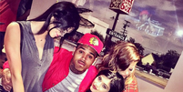 Chris Brown posta foto com irmãs Kardashian  Foto: Instagram / Reprodução