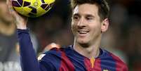 Messi leva a bola do jogo após marcar três gols no clássico contra o Espanyol  Foto: Alberto Estévez / EFE