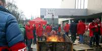 <p>O setor industrial também será afetado; na foto, trabalhadores bloqueiam o acesso à fabrica da Audi</p>  Foto: Nicolas Maeterlinck / AFP