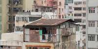 <p>Milhares de pessoas moram em verdadeiras favelas no alto de edifícios</p>  Foto: BBC News Brasil