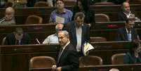 O primeiro-ministro israelense, Benjamin Netayanhu, deixa o Parlamento após votação que pôs fim a atual legislatura, em Jerusalém, em 8 de dezembro  Foto: Baz Ratner / Reuters