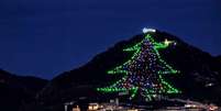 A árvore de Natal de Gubbio é projetada anualmente em uma das faces do monte Ingino e é ilminada por mais de 1 mil lâmpadas  Foto: Twitter