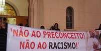 <p>Faixa pede o fim do racismo na cidade</p>  Foto: João Spósito Júnior / Facebook