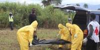 Agentes carregam corpo de vítima do Ebola em Serra Leoa. Foto de 21/10/2014.  Foto: Josephus Olu-Mamma / Reuters