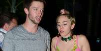 Miley Cyrus e Patrick Schwarzenegger foram clicados enquanto curtiam a noite em Miami (EUA), na quinta-feira (4)  Foto: The Grosby Group