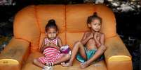 Crianças no Complexo da Maré, no Rio de Janeiro: pobreza atinge milhões no mundo  Foto: Mario Tama / Getty Images 