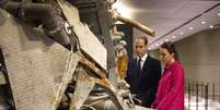 William e sua esposa Kate depositaram flores nesta terça-feira no memorial do 11 de setembro em Nova York  Foto: Doug Mills / AP