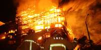 Inc&ecirc;ndio faz parte de pr&eacute;dio desabar em Los Angeles  Foto: Gene Blevins / Reuters