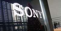 <p>Reflexos do logo da Sony e de uma árvore de Natal em uma TV 4K na sede da empresa</p>  Foto: Toru Hanai / Reuters