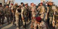 Ministro da defesa e soldados iraquianos se reúnem em área próxima a Bagdá; ao menos 1.500 militares serão enviados à região pela coalizão  Foto: Hadi Mizban / AP