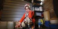 Menina síria refugiada prepara chá no campo de refugiados Al Zaatari, em Mafraq, na Jordânia, perto da fronteira com a Síria, no fim de semana. 07/12/2014  Foto: Muhammad Hamed / Reuters