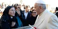 Irmã Cristina Scuccia teve um encontro com o Pontífice após a audiência geral de hoje e presenteou o líder da Igreja Católica com seu primeiro álbum  Foto: L'Osservatore Romano / AP
