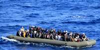 <p>Barco improvisado cheio de migrantes &eacute; interceptado por um navio da Marinha italiana, no mar Mediterr&acirc;neo perto de Lampedusa, em 5 de fevereiro</p>  Foto: Marinha italiana / AFP